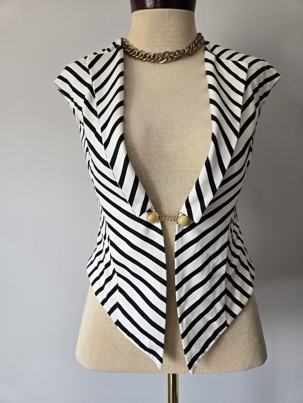 Stella & Jamie Black and White Chevron Striped Vest. Size Small